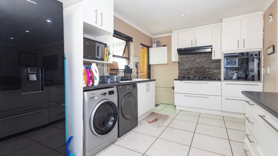 3 Bedroom Property for Sale in Peerless Park North Western Cape